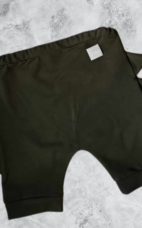 Krótkie spodenki khaki z kolcami