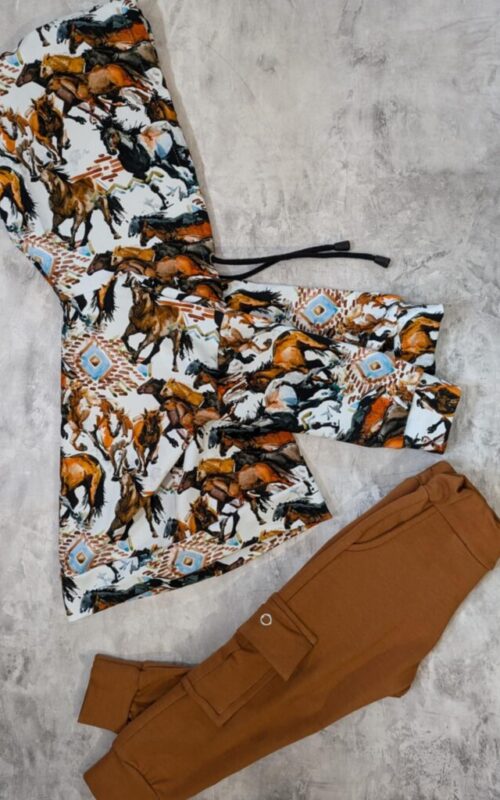 Dres Galopujące konie na białym z karmelem