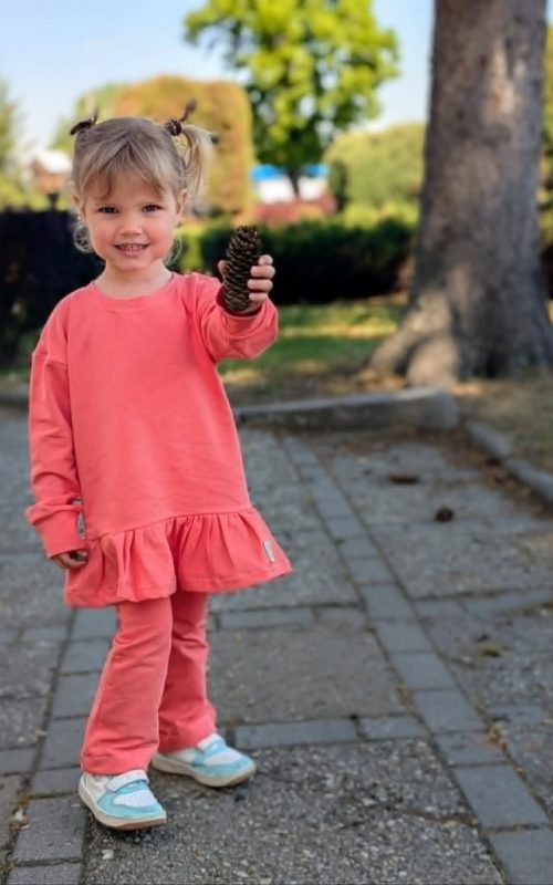 Dres dla dziewczynki – koralowy z falbanką komplet