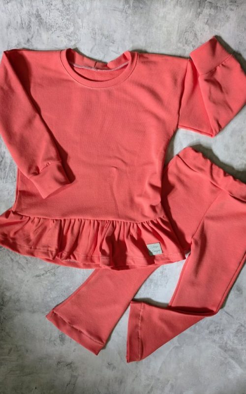 Dres dla dziewczynki – koralowy z falbanką komplet