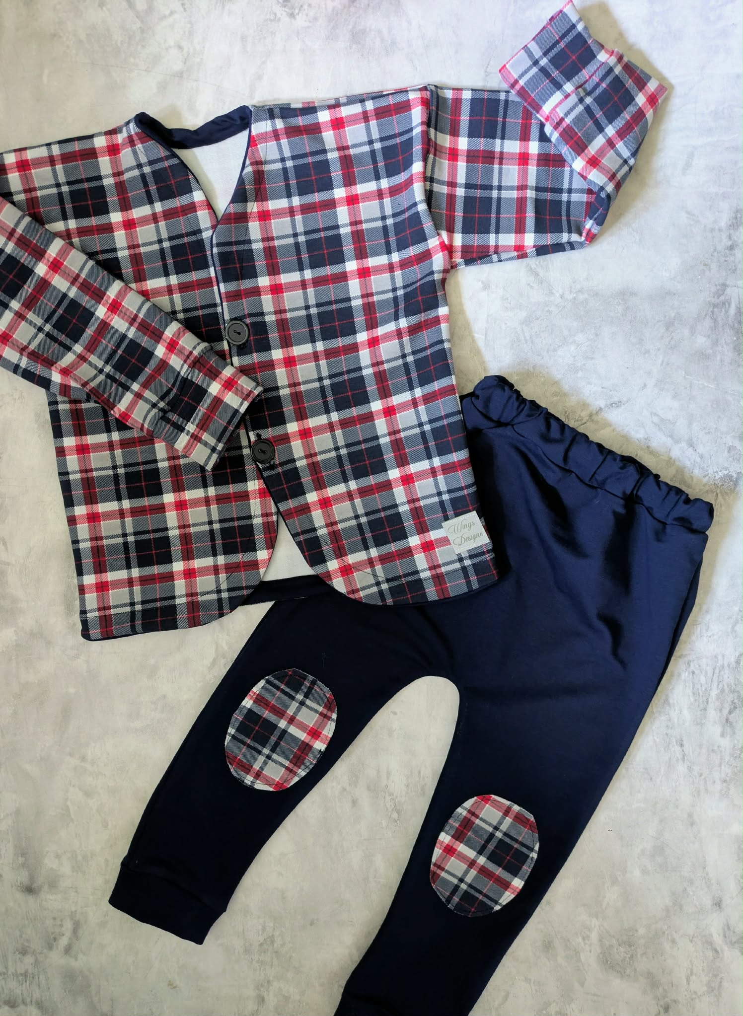 Garnitur dla dziecka – krata granatowa z czerwonym akcentem