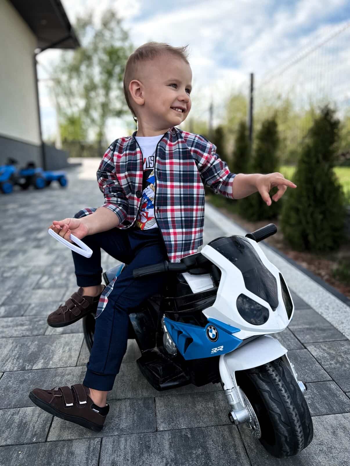 Garnitur dla dziecka – krata granatowa z czerwonym akcentem