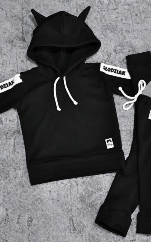 Czarny dres dziecięcy Słodziak z rogami na kapturze i ozdobnymi taśmami handmade