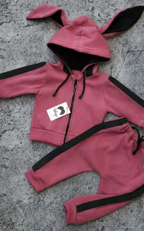Dres dziecięcy z uszami króliczka w kolorze fuksji z czarnymi lampasami i bluzą na zamek handmade