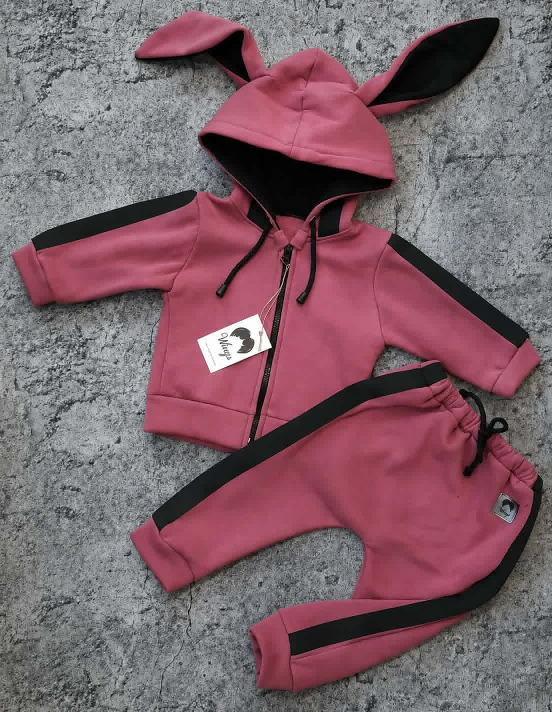 Dres dziecięcy z uszami króliczka w kolorze fuksji z czarnymi lampasami i bluzą na zamek handmade