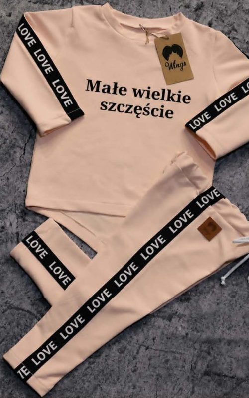 Pudroworóżowy dres dziecięcy Małe wielkie szczęście LOVE z ozdobnymi taśmami handmade
