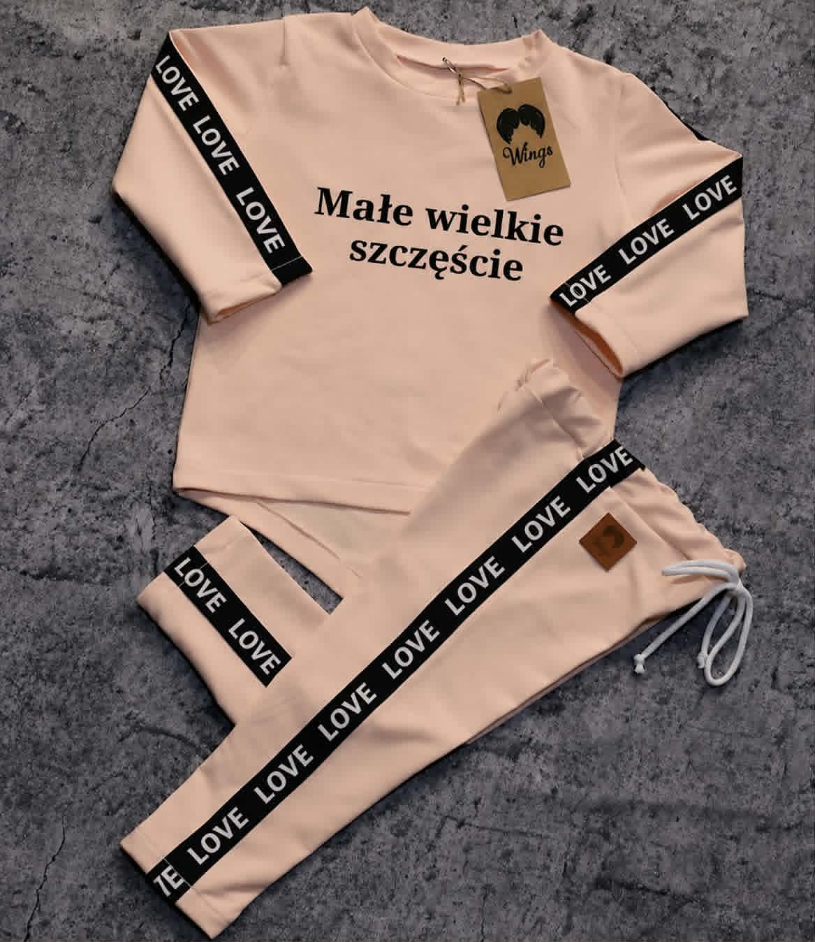 Pudroworóżowy dres dziecięcy Małe wielkie szczęście LOVE z ozdobnymi taśmami handmade