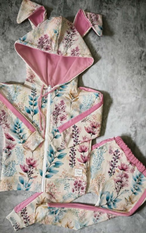 pastelowy dres dziecięcy w kwiaty i gałązki dla dziewczynki