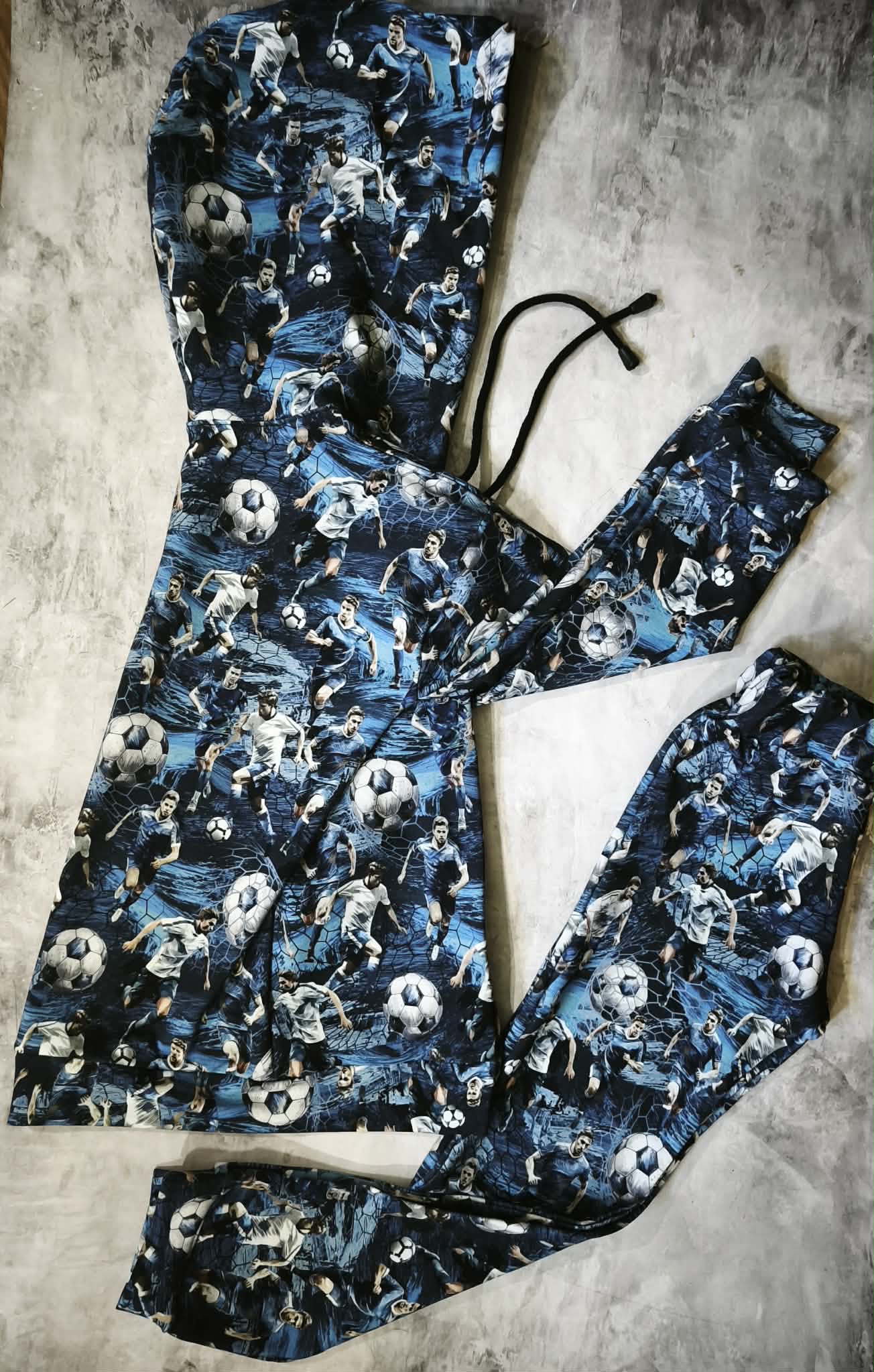 Dres chłopięcy piłka nożna z piłkarzami i piłkami – bluza i spodnie