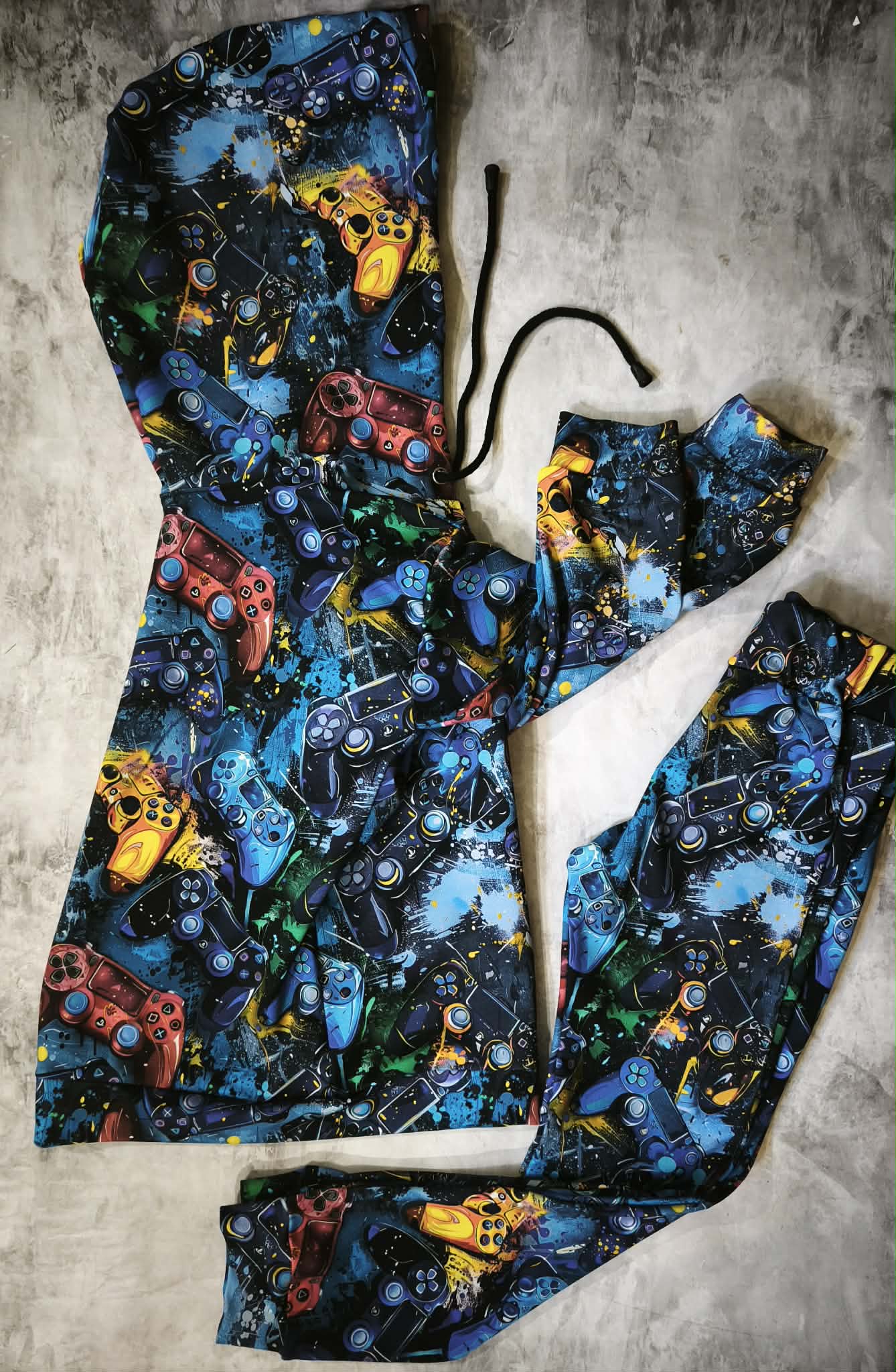 Dres gamingowy dla dzieci z padami – bluza i spodnie