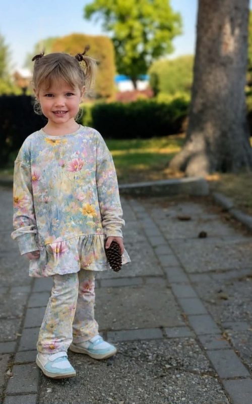 Dres dziewczęcy w kwiaty pastelowy komplet z bluzą i spodniami Wings Designe