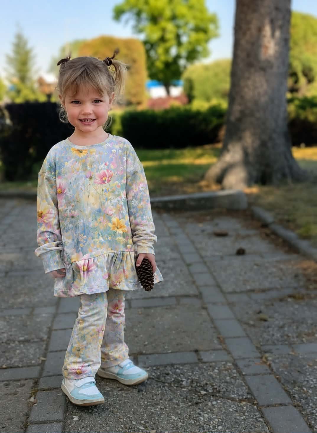 Dres dziewczęcy w kwiaty pastelowy komplet z bluzą i spodniami Wings Designe