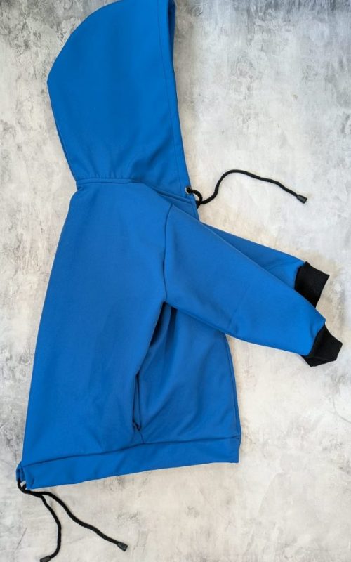 niebieska kurtka softshell dziecięca z kapturem