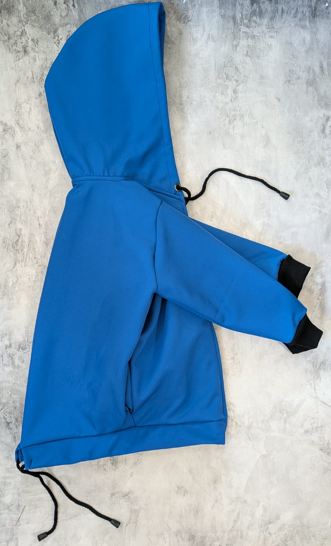 niebieska kurtka softshell dziecięca z kapturem