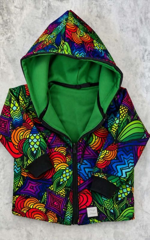 Kolorowa kurtka softshell dla dziecka z zielonym wnętrzem