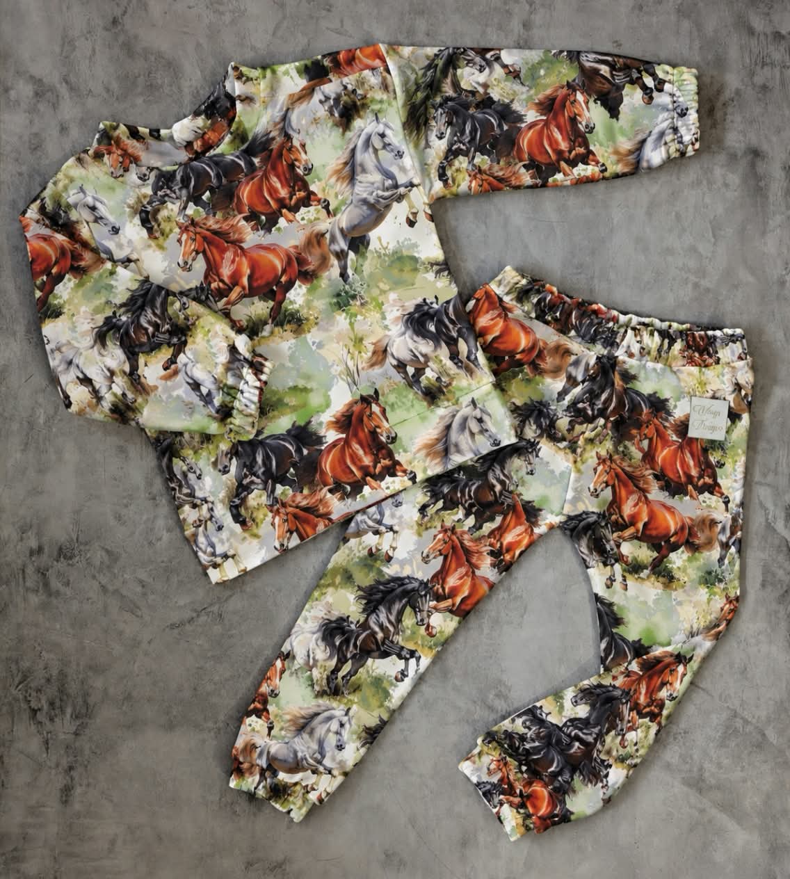 Dres dziecięcy w konie na łące – bluza i spodnie